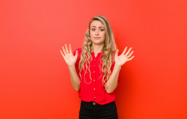 Retrato de una mujer sobre un fondo rojo.