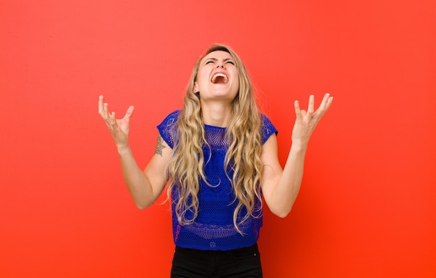 Retrato de una mujer sobre un fondo rojo.