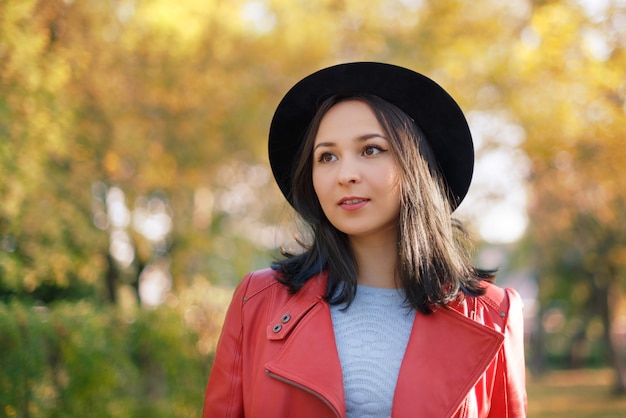 Retrato de una mujer con sombrero y chaqueta roja