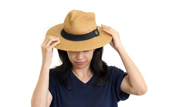 Foto retrato de una mujer con sombrero contra un fondo blanco