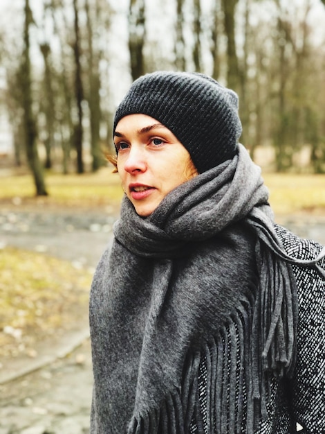 Retrato de una mujer con sombrero durante el invierno