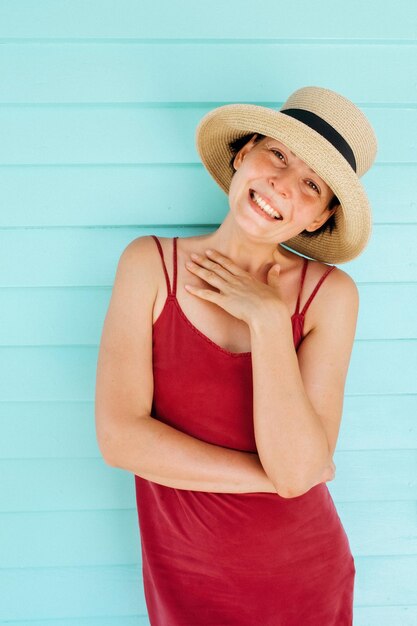 Foto retrato de mujer con sombrero de paja de verano sobre un colorido fondo acuático