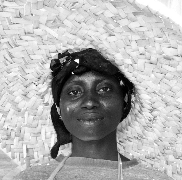 Foto retrato de una mujer con sombrero