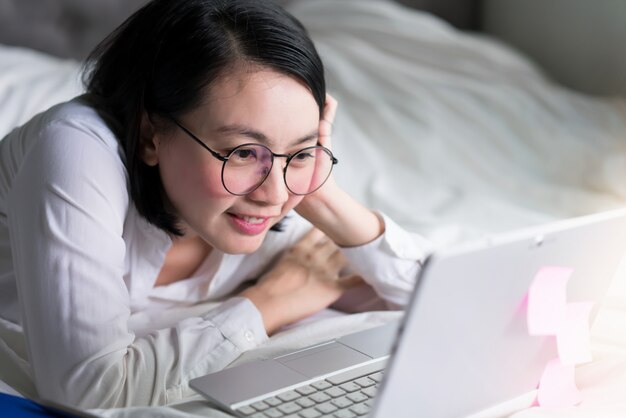 Retrato de mujer sonriendo y chateando videollamada para trabajar desde casa