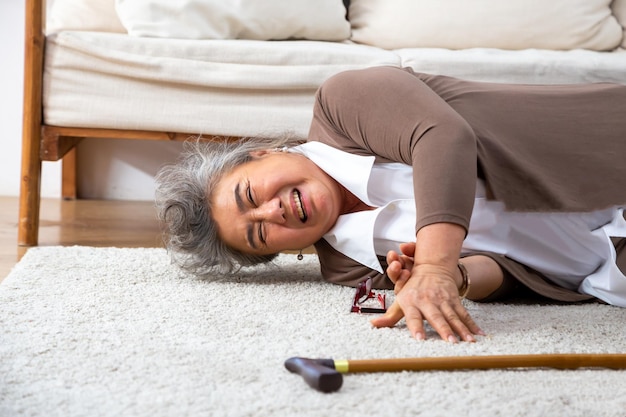 Foto retrato de una mujer sonriente acostada en la cama en casa