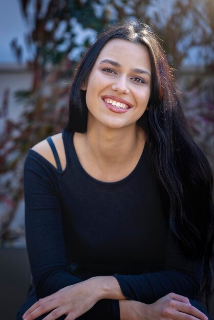 Foto retrato de una mujer sonriente al aire libre