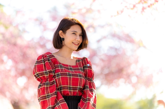 Retrato de una mujer sonriente asia hermosa modelo de pelo corto posando