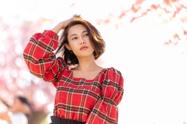 Retrato de una mujer sonriente asia hermosa modelo de pelo corto posando