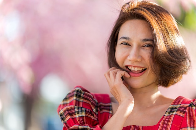 Retrato de una mujer sonriente asia hermosa modelo de pelo corto posando