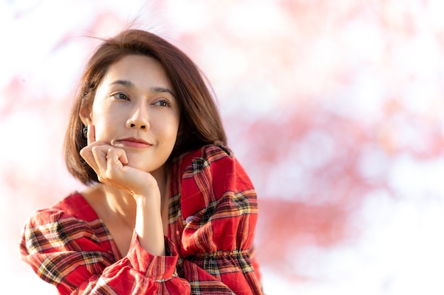 Retrato de una mujer sonriente asia hermosa modelo de pelo corto posando