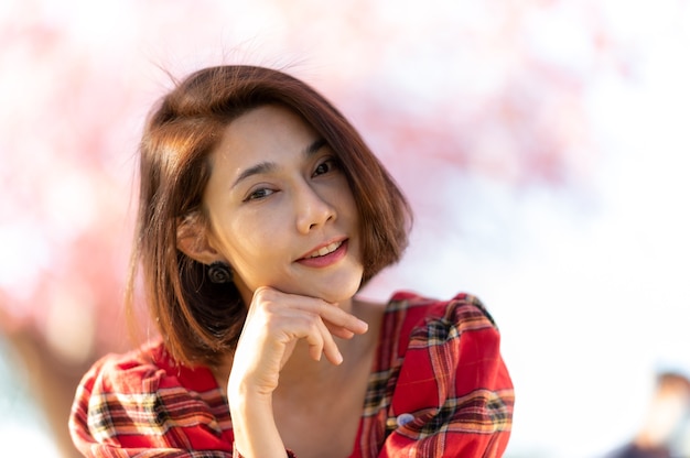 Retrato de una mujer sonriente asia hermosa modelo de pelo corto posando