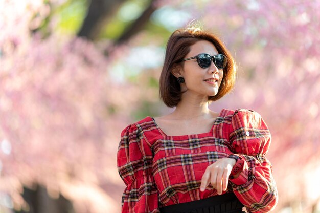 Retrato de una mujer sonriente asia hermosa modelo de pelo corto posando