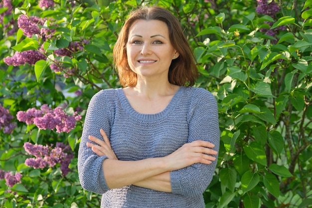 Retrato de mujer sonriente con los brazos cruzados