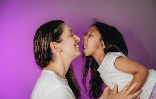 Foto retrato de una mujer sonriente con el cabello rosa