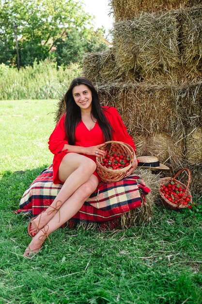 retrato, de, mujer sonriente, con, cesta, de, fresas