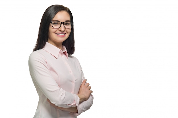 Retrato de la mujer sonriente confiada joven en vidrios con las manos dobladas