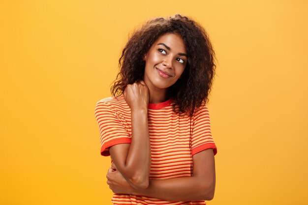 Retrato de una mujer sonriente contra un fondo amarillo