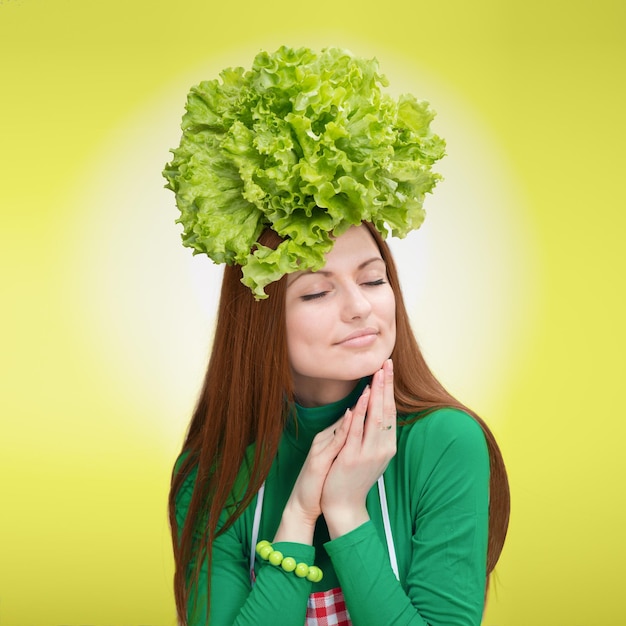 retrato, de, mujer sonriente, con, el, ensalada, en, ella, cabeza