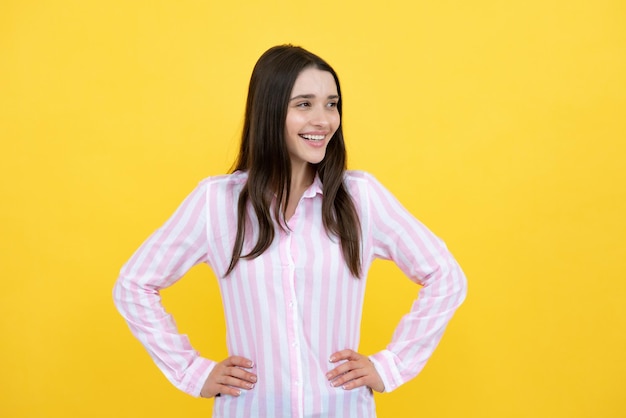 Retrato de mujer sonriente feliz Atractiva joven bastante alegre con ropa informal que se siente feliz y despreocupada de fondo aislado