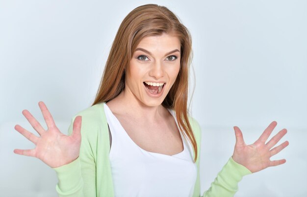 Retrato de una mujer sonriente feliz de cerca