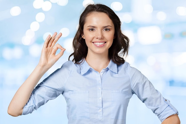 Foto retrato de una mujer sonriente feliz joven