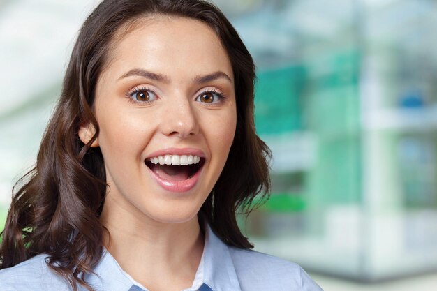 Retrato de una mujer sonriente feliz joven