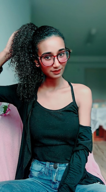 Foto retrato de una mujer sonriente con gafas