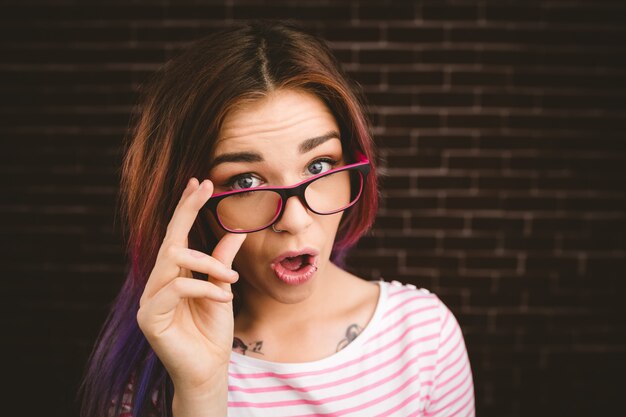 Retrato de mujer sonriente con gafas