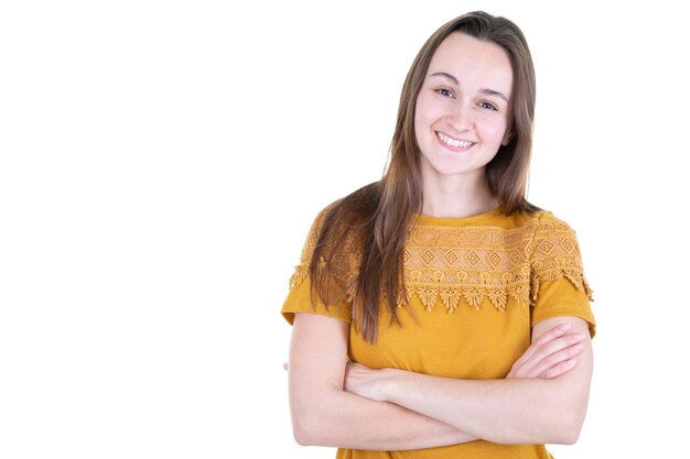 Retrato de mujer sonriente joven brazos cruzados mira en cámara