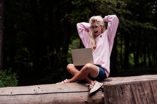 Retrato de una mujer sonriente joven creativa. trabaja en la computadora portátil, linda chica.