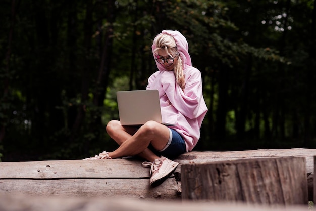 Retrato de una mujer sonriente joven creativa. trabaja en la computadora portátil, linda chica.