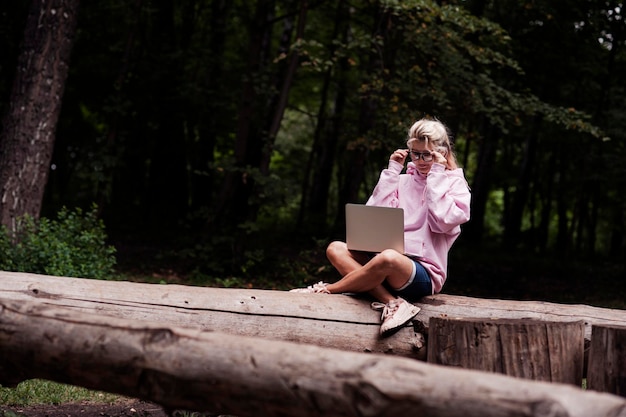 Retrato de una mujer sonriente joven creativa. trabaja en la computadora portátil, linda chica.