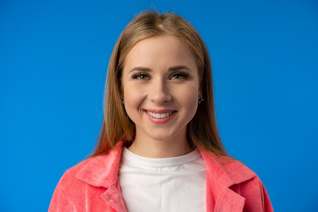 Retrato de mujer sonriente joven mira en cámara