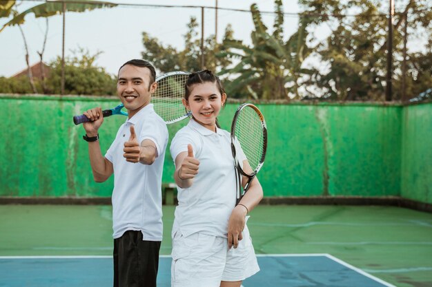 Foto retrato de una mujer sonriente jugando al tenis