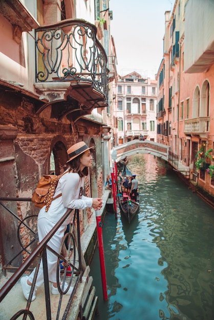 Foto retrato de mujer sonriente mirando el canal con gandola vacaciones de verano