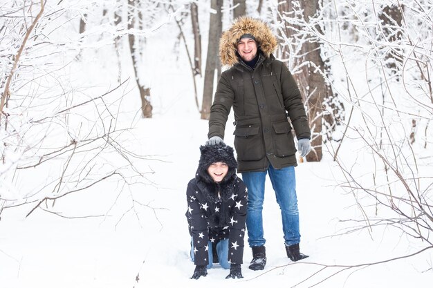 Retrato de una mujer sonriente en la nieve