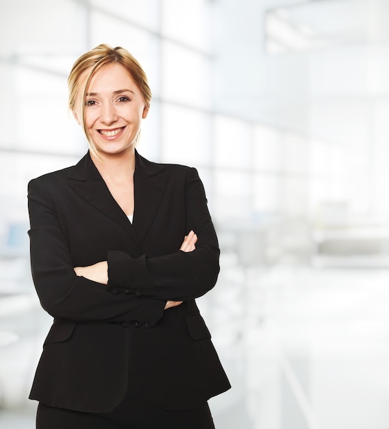 Retrato de mujer sonriente en la oficina moderna