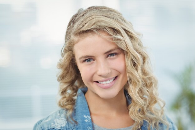 Retrato de mujer sonriente en la oficina