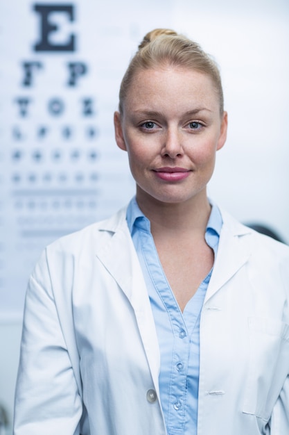 Foto retrato de mujer sonriente optometrista