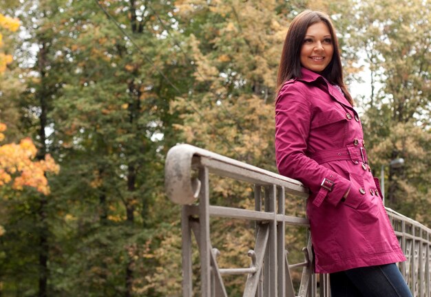 Retrato de mujer sonriente en el parque otoño