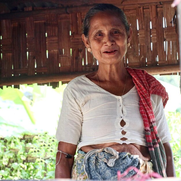 Foto retrato de una mujer sonriente de pie al aire libre