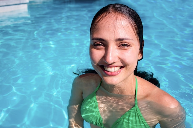 Retrato, de, mujer sonriente, en, piscina