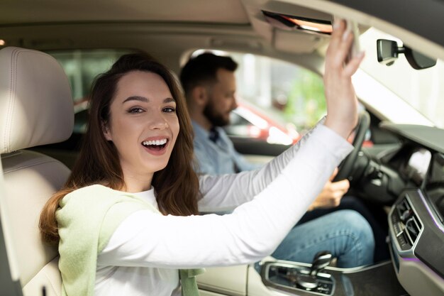 Foto retrato de una mujer sonriente sentada en un coche