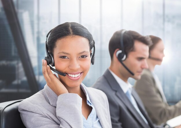 Retrato de mujer sonriente de servicio al cliente hablando por auriculares