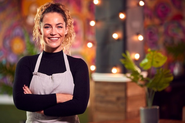 Retrato de mujer sonriente servidor turno de noche de trabajo en bar restaurante o club