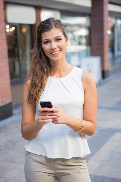 Retrato de mujer sonriente con smartphone