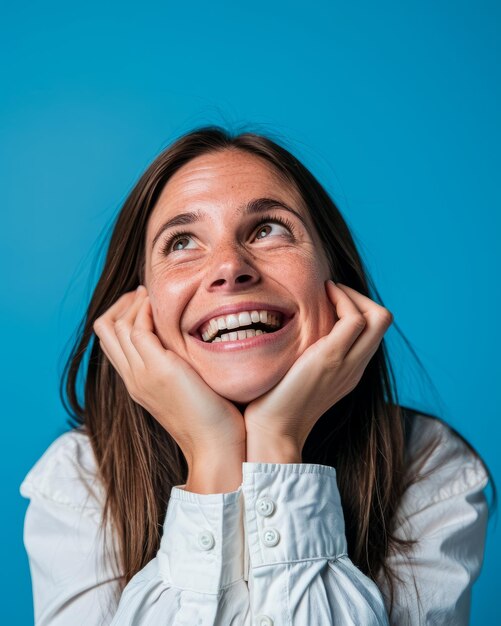 Foto retrato de una mujer sonriente sobre un fondo azul