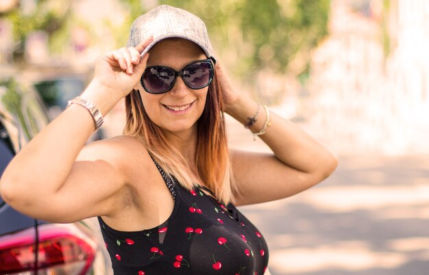 Retrato de una mujer sonriente con sombrero en el lago