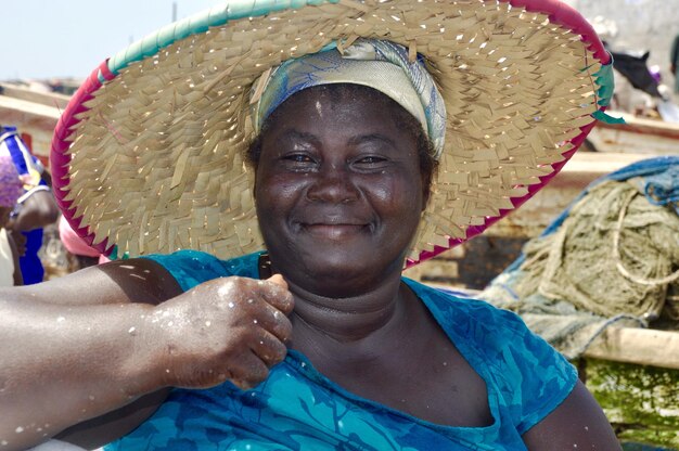 Foto retrato de una mujer sonriente con sombrero