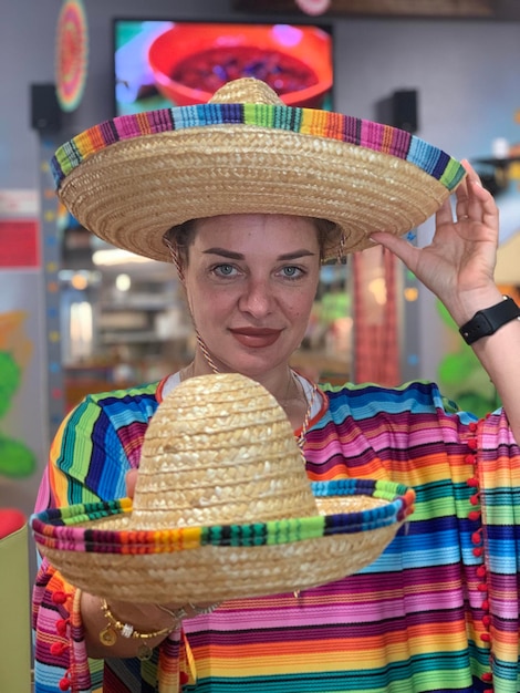 Foto retrato de una mujer sonriente sosteniendo comida